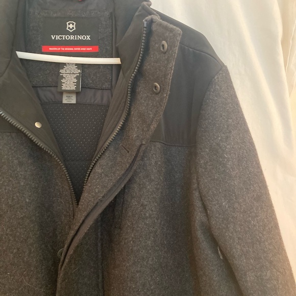 Victorinox Gray Wool Blend Thermal Lined Heavy Long Men’s Overcoat Size XL - Picture 12 of 16
